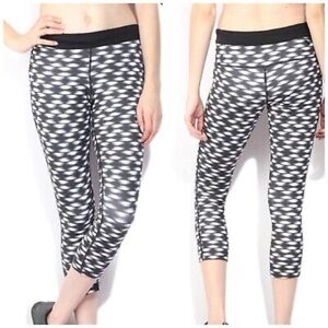 Nike Dri Fit Women's M Printed Relay Cropped Leggings Activewear Y2K Black/White